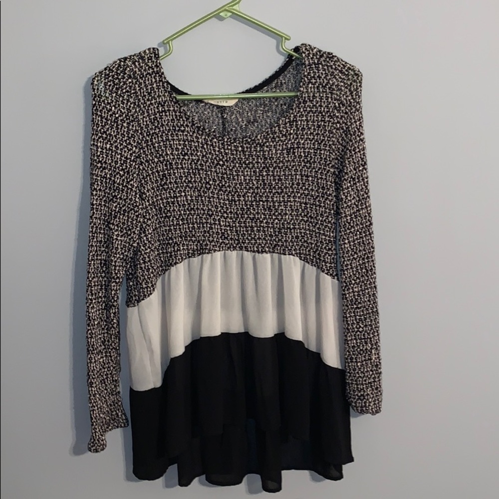 Black and white long sleeves light weight shirt.